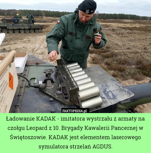 Ładowanie KADAK - imitatora wystrzału z armaty na czołgu Leopard z 10. Brygady Kawalerii Pancernej w Świętoszowie. KADAK jest elementem laserowego symulatora strzelań AGDUS. 