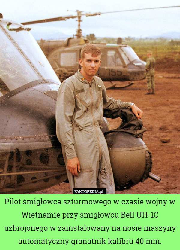 Pilot śmigłowca szturmowego w czasie wojny w Wietnamie przy śmigłowcu Bell UH-1C uzbrojonego w zainstalowany na nosie maszyny automatyczny granatnik kalibru 40 mm. 
