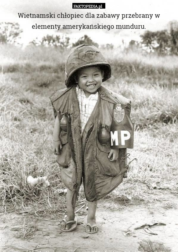 Wietnamski chłopiec dla zabawy przebrany w elementy amerykańskiego munduru. 