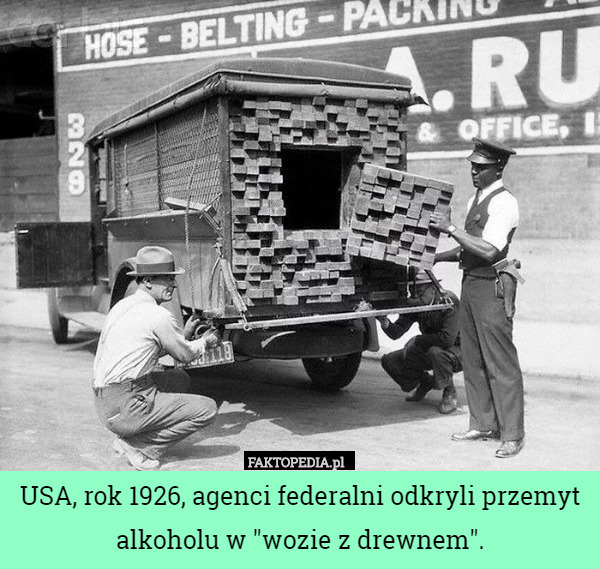 USA, rok 1926, agenci federalni odkryli przemyt alkoholu w "wozie z drewnem". 