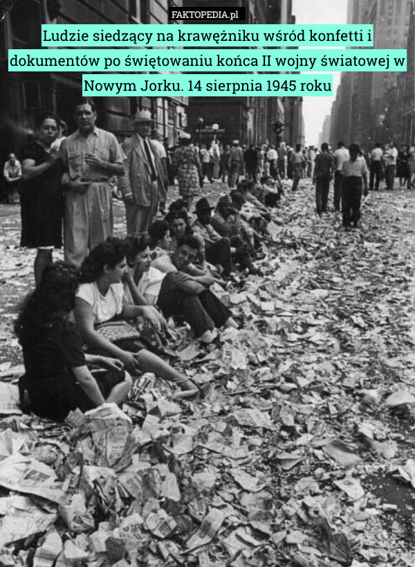 Ludzie siedzący na krawężniku wśród konfetti i dokumentów po świętowaniu końca II wojny światowej w Nowym Jorku. 14 sierpnia 1945 roku 