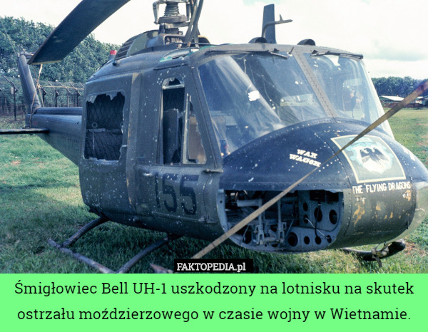 Śmigłowiec Bell UH-1 uszkodzony na lotnisku na skutek ostrzału moździerzowego w czasie wojny w Wietnamie. 