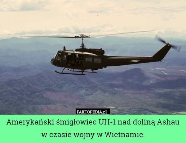 Amerykański śmigłowiec UH-1 nad doliną Ashau w czasie wojny w Wietnamie. 