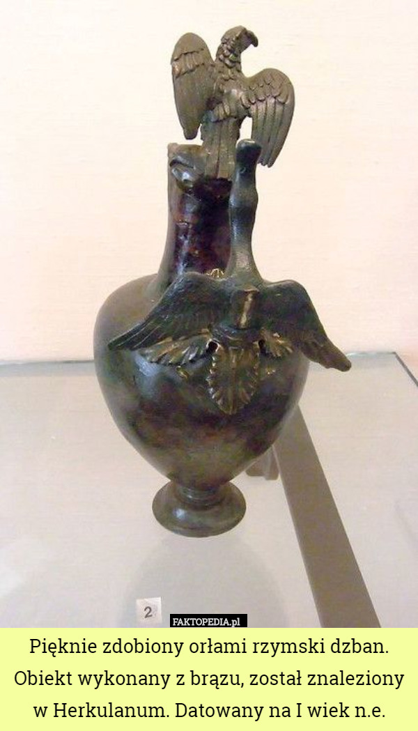 Pięknie zdobiony orłami rzymski dzban. Obiekt wykonany z brązu, został znaleziony w Herkulanum. Datowany na I wiek n.e. 