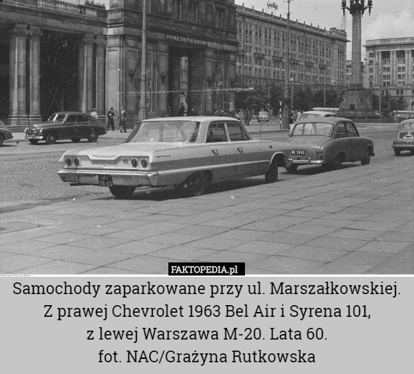 Samochody zaparkowane przy ul. Marszałkowskiej. Z prawej Chevrolet 1963 Bel Air i Syrena 101,
 z lewej Warszawa M-20. Lata 60.
fot. NAC/Grażyna Rutkowska 
