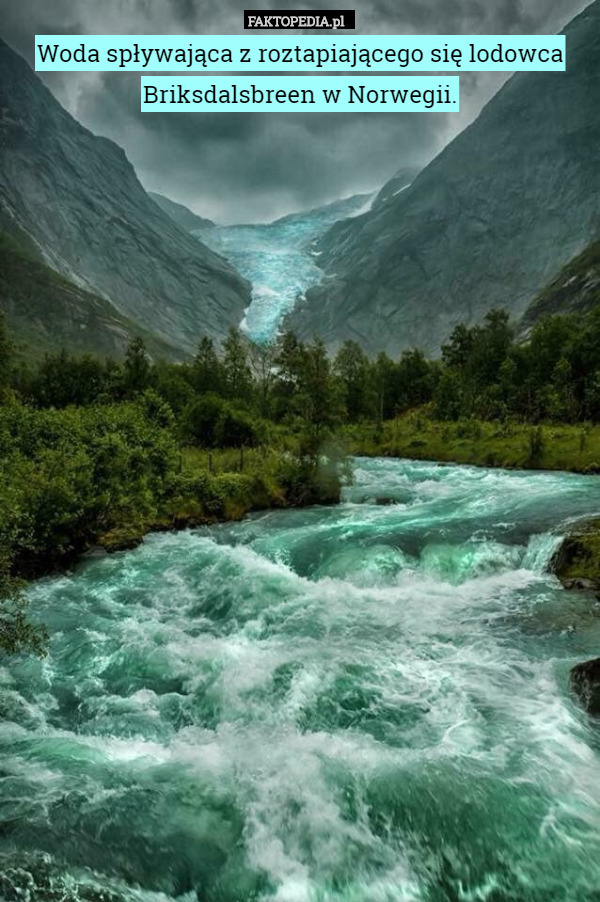 Woda spływająca z roztapiającego się lodowca Briksdalsbreen w Norwegii. 