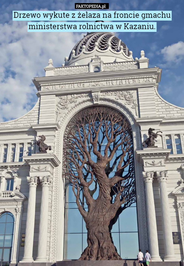 Drzewo wykute z żelaza na froncie gmachu ministerstwa rolnictwa w Kazaniu. 