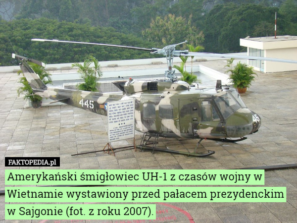 Amerykański śmigłowiec UH-1 z czasów wojny w Wietnamie wystawiony przed pałacem prezydenckim w Sajgonie (fot. z roku 2007). 