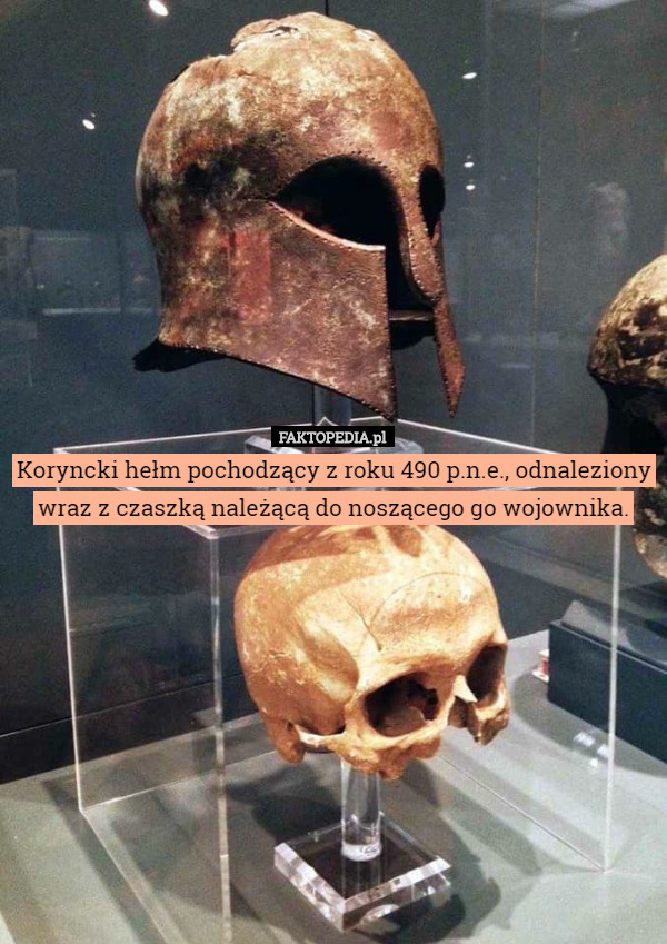 Koryncki hełm pochodzący z roku 490 p.n.e., odnaleziony wraz z czaszką należącą do noszącego go wojownika. 