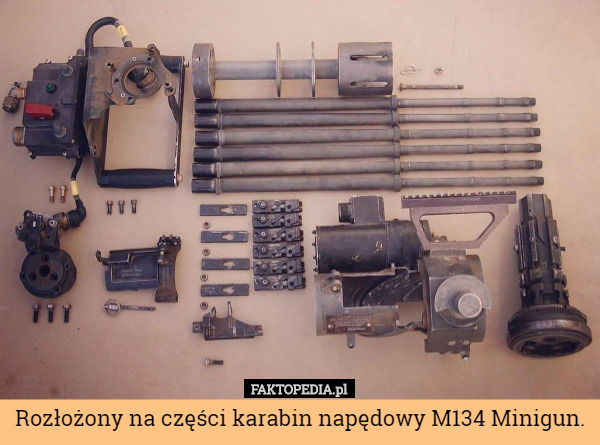 Rozłożony na części karabin napędowy M134 Minigun. 
