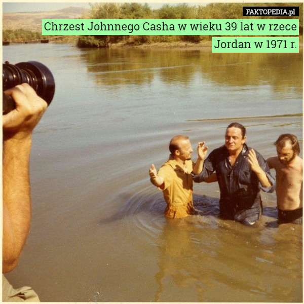 Chrzest Johnnego Casha w wieku 39 lat w rzece Jordan w 1971 r. 