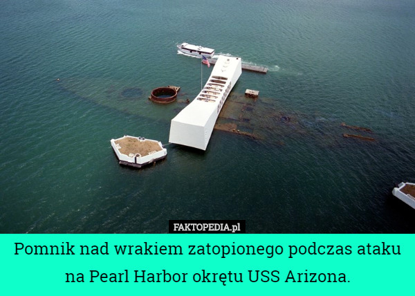 Pomnik nad wrakiem zatopionego podczas ataku na Pearl Harbor okrętu USS Arizona. 