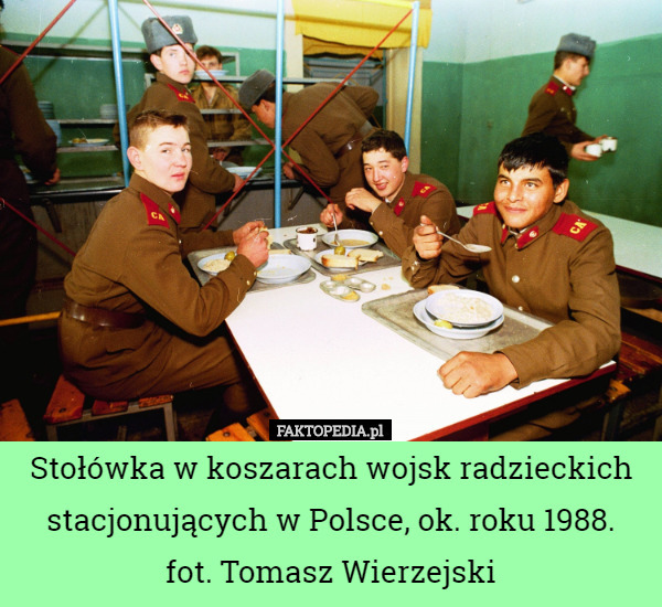 Stołówka w koszarach wojsk radzieckich stacjonujących w Polsce, ok. roku 1988.
fot. Tomasz Wierzejski 