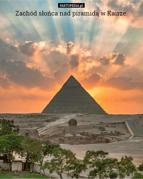 Zachód słońca nad piramidą w Kairze. 