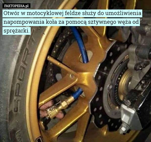 Otwór w motocyklowej feldze służy do umożliwienia napompowania koła za pomocą sztywnego węża od sprężarki. 