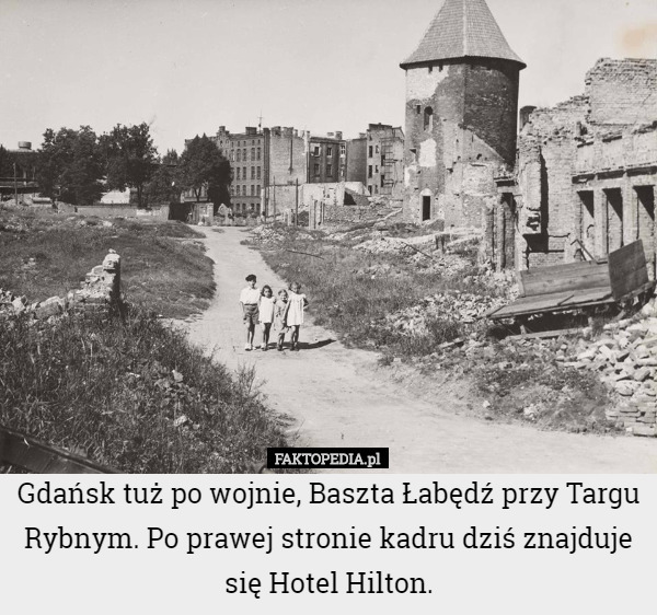 Gdańsk tuż po wojnie, Baszta Łabędź przy Targu Rybnym. Po prawej stronie kadru dziś znajduje się Hotel Hilton. 