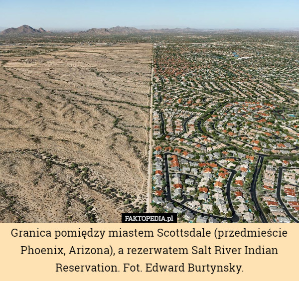 Granica pomiędzy miastem Scottsdale (przedmieście Phoenix, Arizona), a rezerwatem Salt River Indian Reservation. Fot. Edward Burtynsky. 