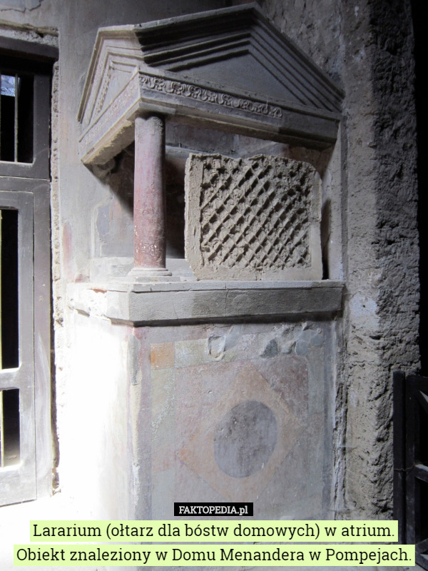 Lararium (ołtarz dla bóstw domowych) w atrium. Obiekt znaleziony w Domu Menandera w Pompejach. 