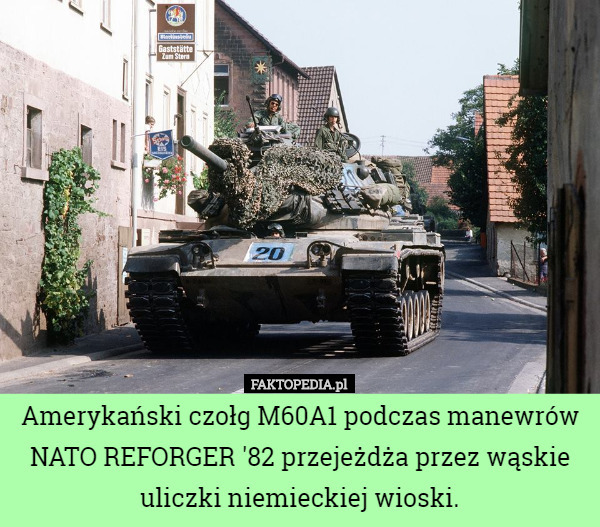 Amerykański czołg M60A1 podczas manewrów NATO REFORGER '82 przejeżdża przez wąskie uliczki niemieckiej wioski. 