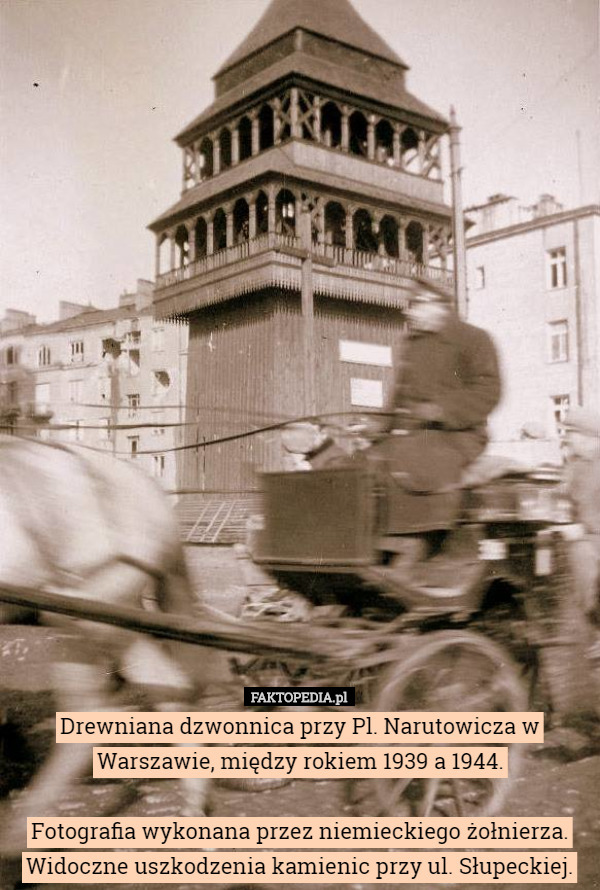 Drewniana dzwonnica przy Pl. Narutowicza w Warszawie, między rokiem 1939 a 1944.

Fotografia wykonana przez niemieckiego żołnierza. Widoczne uszkodzenia kamienic przy ul. Słupeckiej. 
