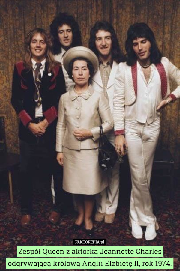 Zespół Queen z aktorką Jeannette Charles odgrywającą królową Anglii Elżbietę II, rok 1974. 
