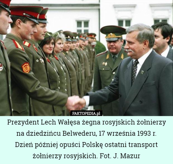 Prezydent Lech Wałęsa żegna rosyjskich żołnierzy na dziedzińcu Belwederu, 17 września 1993 r.
 Dzień później opuści Polskę ostatni transport żołnierzy rosyjskich. Fot. J. Mazur 