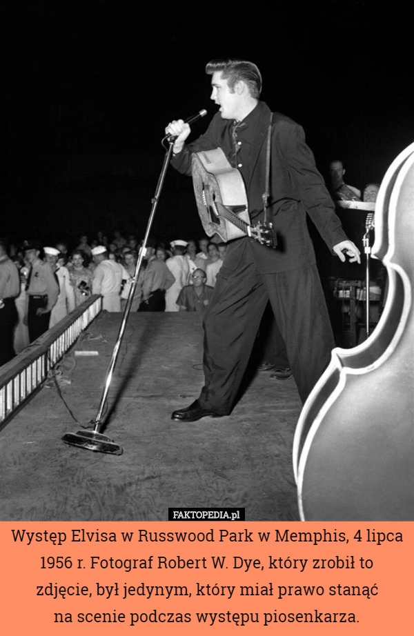 Występ Elvisa w Russwood Park w Memphis, 4 lipca 1956 r. Fotograf Robert W. Dye, który zrobił to zdjęcie, był jedynym, który miał prawo stanąć
 na scenie podczas występu piosenkarza. 