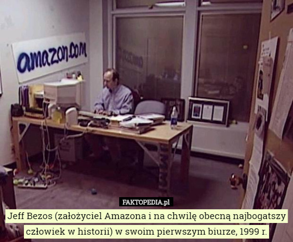 Jeff Bezos (założyciel Amazona i na chwilę obecną najbogatszy człowiek w historii) w swoim pierwszym biurze, 1999 r. 