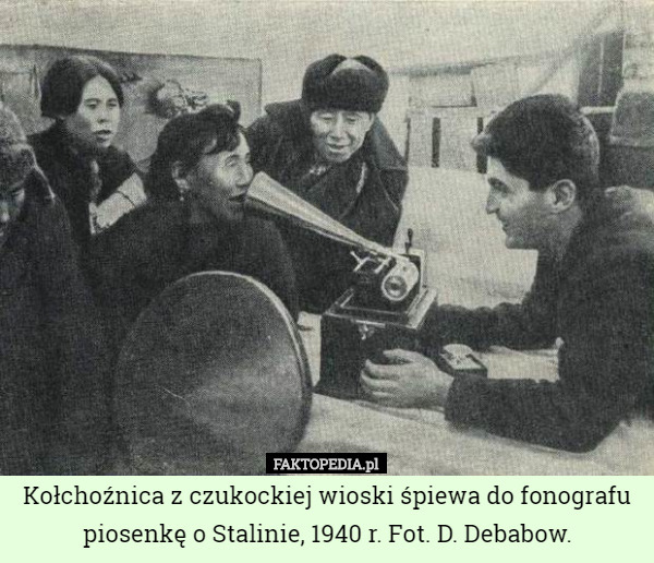Kołchoźnica z czukockiej wioski śpiewa do fonografu piosenkę o Stalinie, 1940 r. Fot. D. Debabow. 