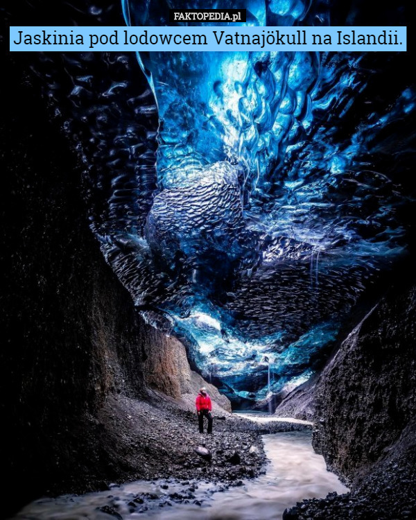 Jaskinia pod lodowcem Vatnajökull na Islandii. 