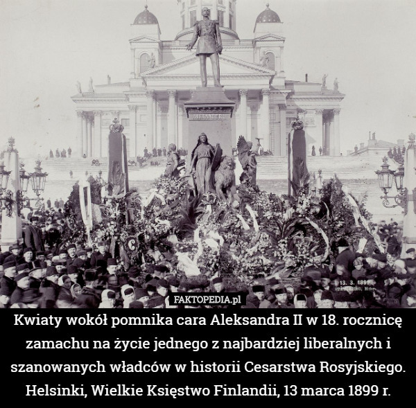 Kwiaty wokół pomnika cara Aleksandra II w 18. rocznicę zamachu na życie jednego z najbardziej liberalnych i szanowanych władców w historii Cesarstwa Rosyjskiego. Helsinki, Wielkie Księstwo Finlandii, 13 marca 1899 r. 