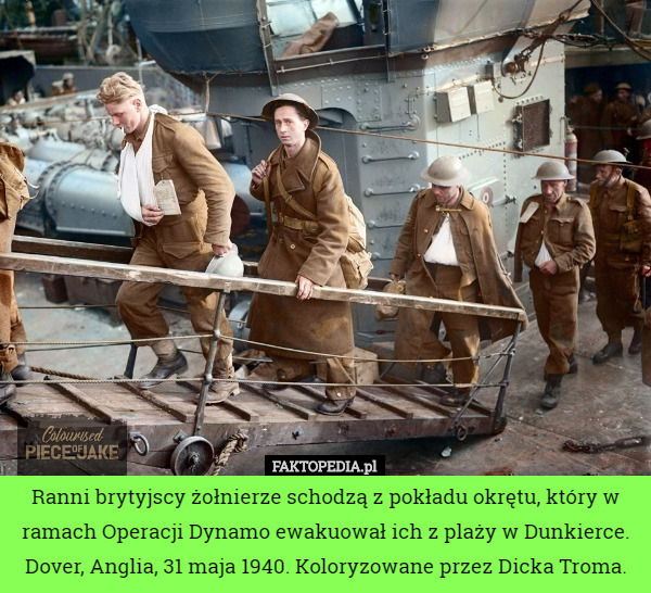 Ranni brytyjscy żołnierze schodzą z pokładu okrętu, który w ramach Operacji Dynamo ewakuował ich z plaży w Dunkierce.
Dover, Anglia, 31 maja 1940. Koloryzowane przez Dicka Troma. 