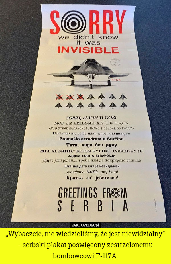 „Wybaczcie, nie wiedzieliśmy, że jest niewidzialny” - serbski plakat poświęcony zestrzelonemu bombowcowi F-117A. 