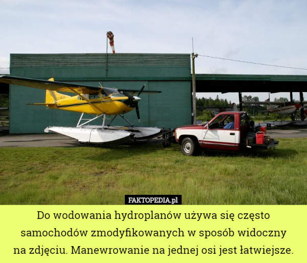 Do wodowania hydroplanów używa się często samochodów zmodyfikowanych w sposób widoczny
 na zdjęciu. Manewrowanie na jednej osi jest łatwiejsze. 
