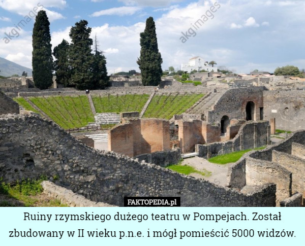 Ruiny rzymskiego dużego teatru w Pompejach. Został zbudowany w II wieku p.n.e. i mógł pomieścić 5000 widzów. 