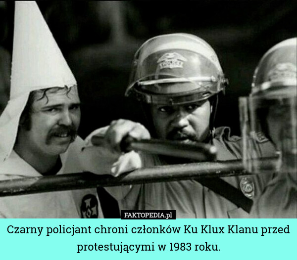 Czarny policjant chroni członków Ku Klux Klanu przed protestującymi w 1983 roku. 
