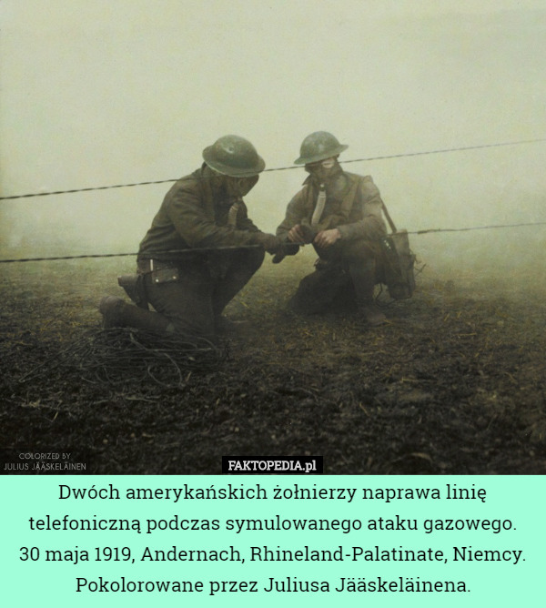 Dwóch amerykańskich żołnierzy naprawa linię telefoniczną podczas symulowanego ataku gazowego.
 30 maja 1919, Andernach, Rhineland-Palatinate, Niemcy.
Pokolorowane przez Juliusa Jääskeläinena. 