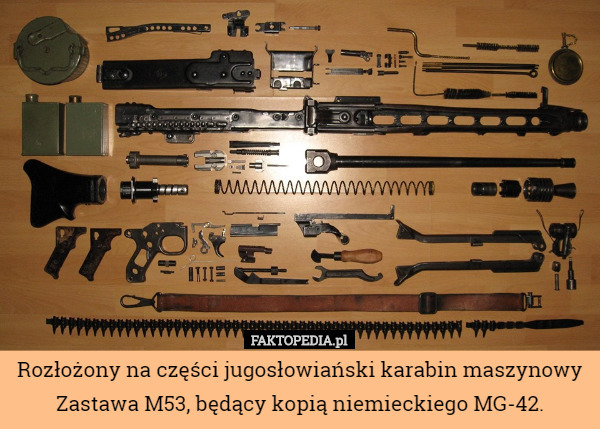 Rozłożony na części jugosłowiański karabin maszynowy Zastawa M53, będący kopią niemieckiego MG-42. 