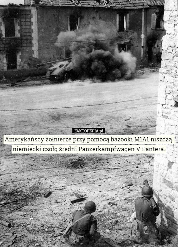 Amerykańscy żołnierze przy pomocą bazooki M1A1 niszczą  niemiecki czołg średni Panzerkampfwagen V Pantera. 