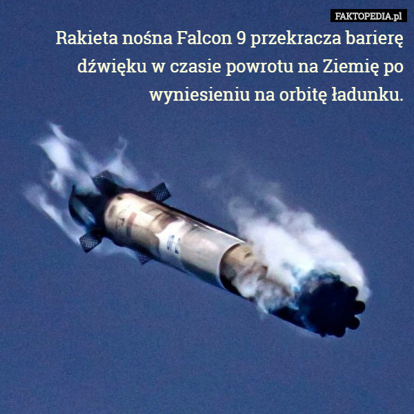 Rakieta nośna Falcon 9 przekracza barierę dźwięku w czasie powrotu na Ziemię po wyniesieniu na orbitę ładunku. 