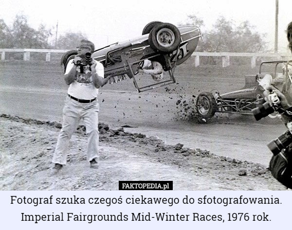 Fotograf szuka czegoś ciekawego do sfotografowania. Imperial Fairgrounds Mid-Winter Races, 1976 rok. 