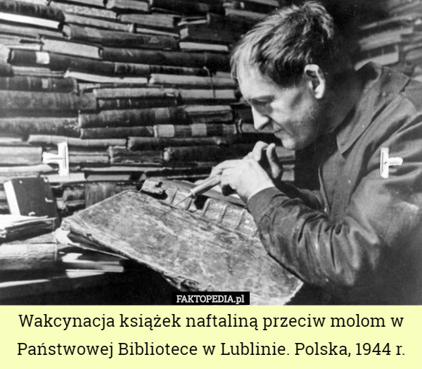 Wakcynacja książek naftaliną przeciw molom w Państwowej Bibliotece w Lublinie. Polska, 1944 r. 