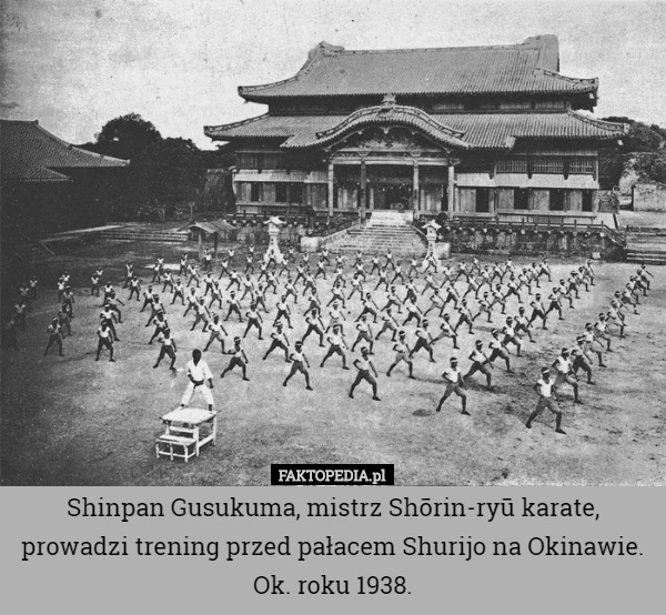 Shinpan Gusukuma, mistrz Shōrin-ryū karate, prowadzi trening przed pałacem Shurijo na Okinawie. Ok. roku 1938. 