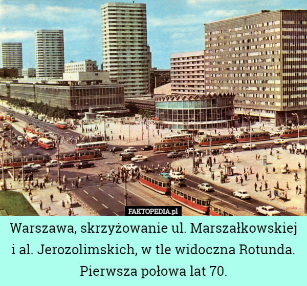 Warszawa, skrzyżowanie ul. Marszałkowskiej i al. Jerozolimskich, w tle widoczna Rotunda. Pierwsza połowa lat 70. 
