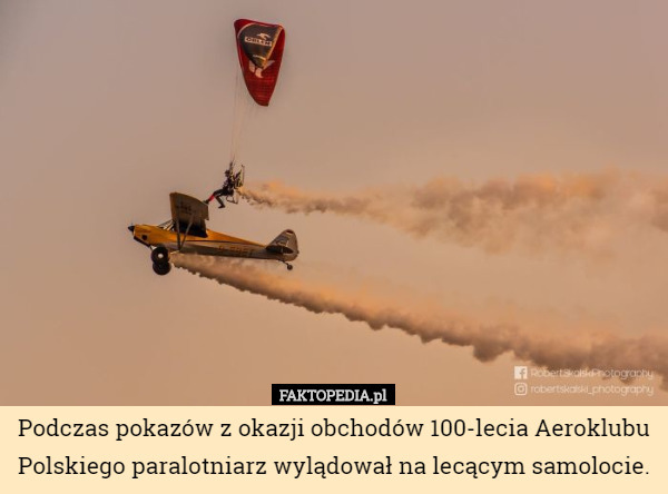 Podczas pokazów z okazji obchodów 100-lecia Aeroklubu Polskiego paralotniarz wylądował na lecącym samolocie. 