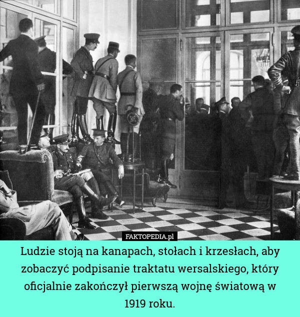 Ludzie stoją na kanapach, stołach i krzesłach, aby zobaczyć podpisanie traktatu wersalskiego, który oficjalnie zakończył pierwszą wojnę światową w
1919 roku. 