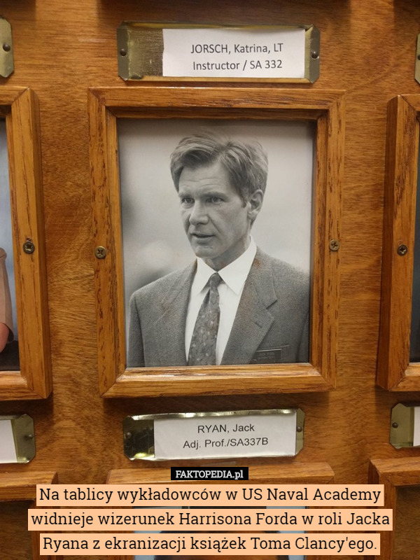 Na tablicy wykładowców w US Naval Academy widnieje wizerunek Harrisona Forda w roli Jacka Ryana z ekranizacji książek Toma Clancy'ego. 