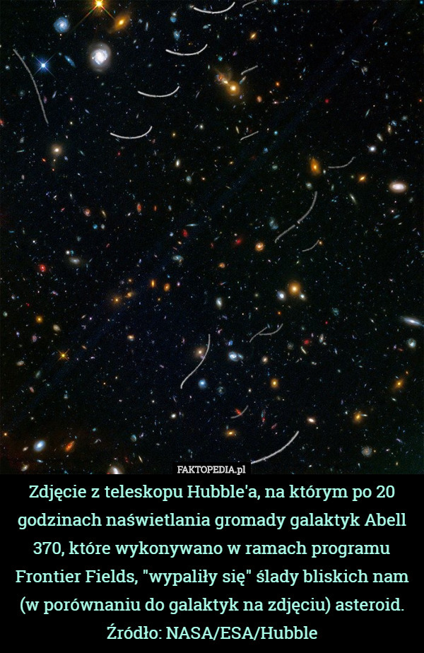 Zdjęcie z teleskopu Hubble'a, na którym po 20 godzinach naświetlania gromady galaktyk Abell 370, które wykonywano w ramach programu Frontier Fields, "wypaliły się" ślady bliskich nam (w porównaniu do galaktyk na zdjęciu) asteroid.
 Źródło: NASA/ESA/Hubble 