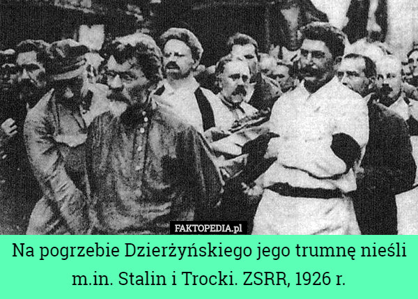 Na pogrzebie Dzierżyńskiego jego trumnę nieśli m.in. Stalin i Trocki. ZSRR, 1926 r. 