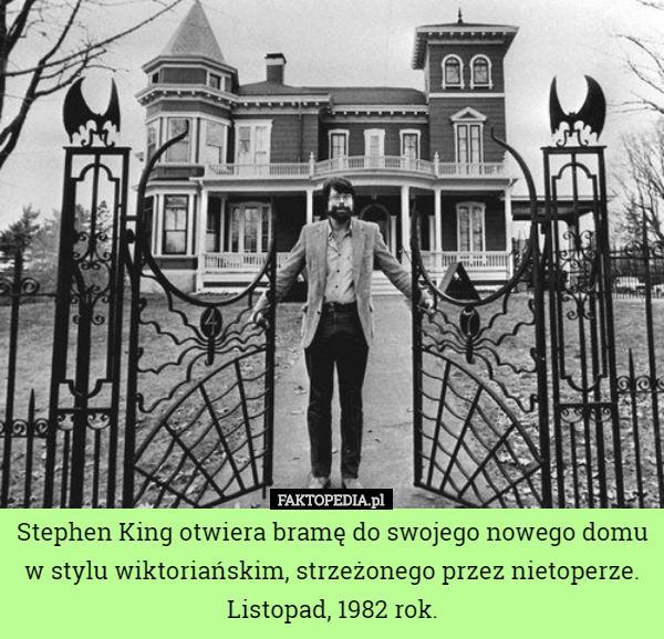 Stephen King otwiera bramę do swojego nowego domu w stylu wiktoriańskim, strzeżonego przez nietoperze. Listopad, 1982 rok. 